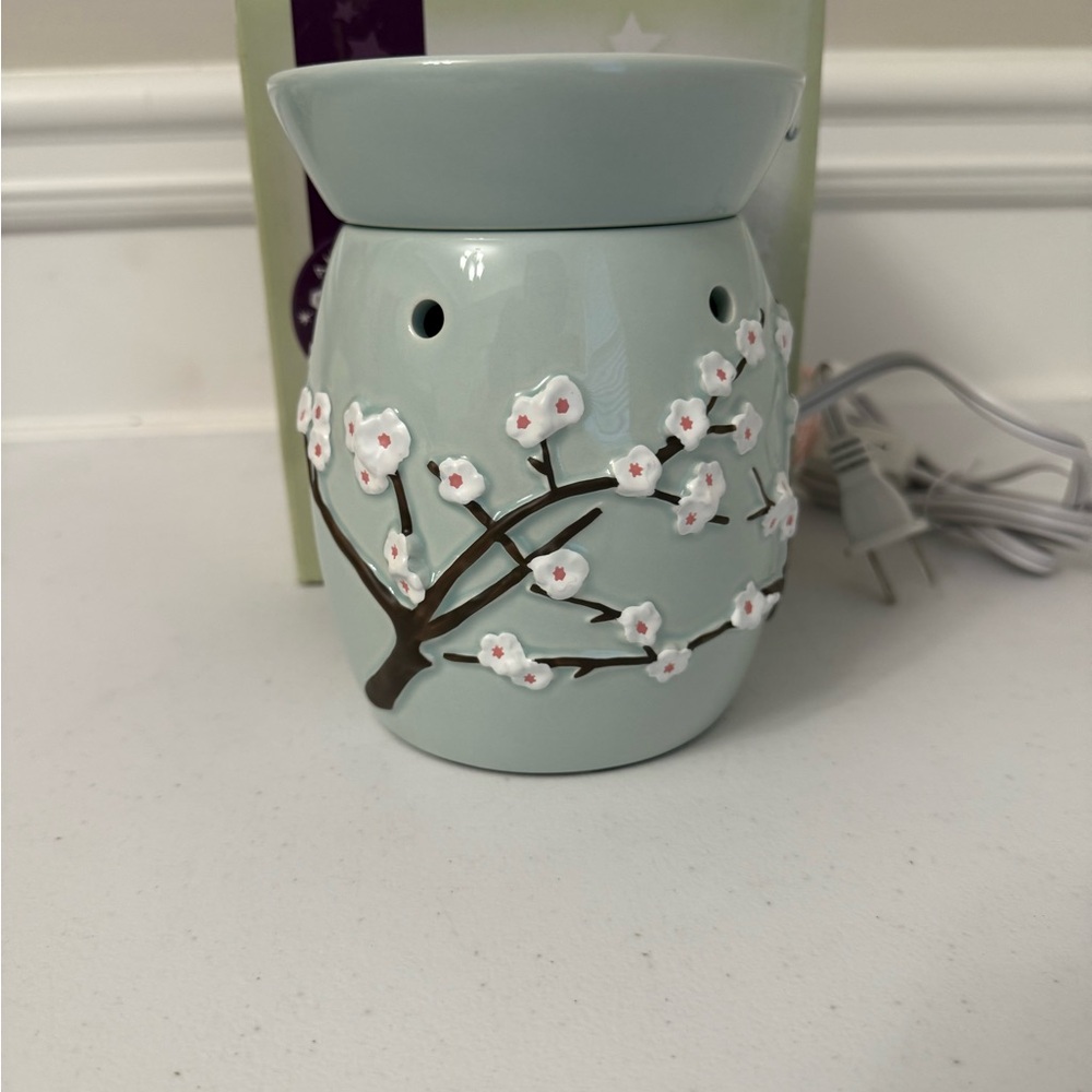 Scentsy Blossom Electric Wax Warmer - Soft Blue and White